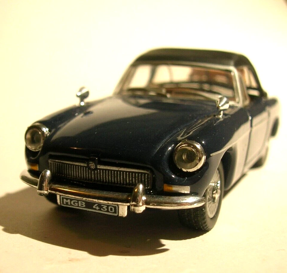 MGB scala 1/43 blu con valigia mg-b capotte chiusa BOXED  - con scatola - Immagine 2 di 4