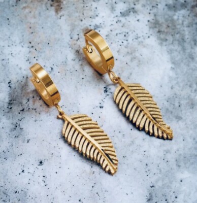 LUXUS WASSERDICHT Stahl Sandgepresste Huggies Feder Ohrringe Gold. Rocks Shop
