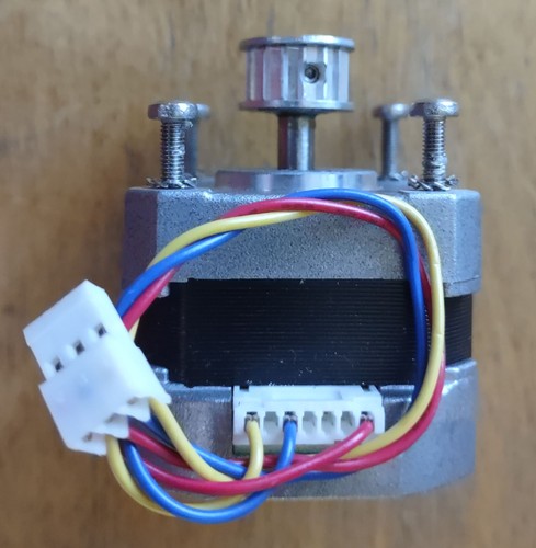 One KT42HM4-552 stepper motor with pulley - Picture 2 of 3