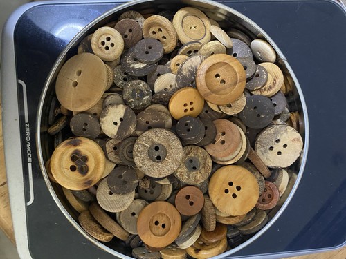 Vintage Wooden Buttons Round Tin Perfect condition Craft🧵🪡 - Picture 2 of 4