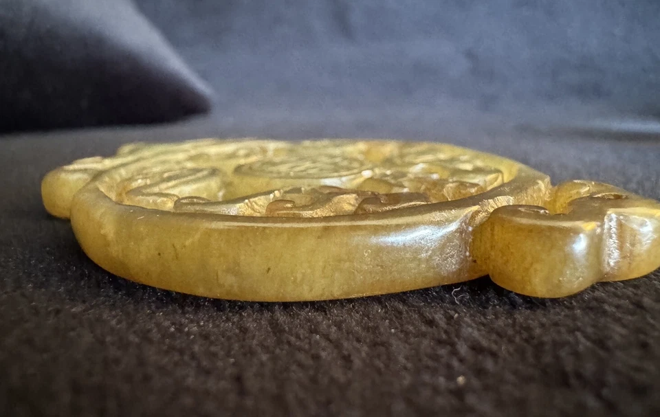 Antiguo colgante redondo chino natural de jade oscuro tallado a mano Foto 3 de 4