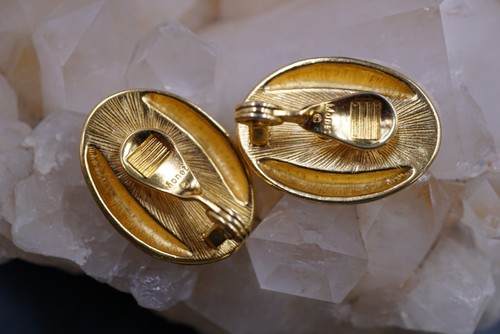 Vintage Monet Large Ribbed Dome Gold Tone Clip on Earrings E36 - Picture 4 of 9