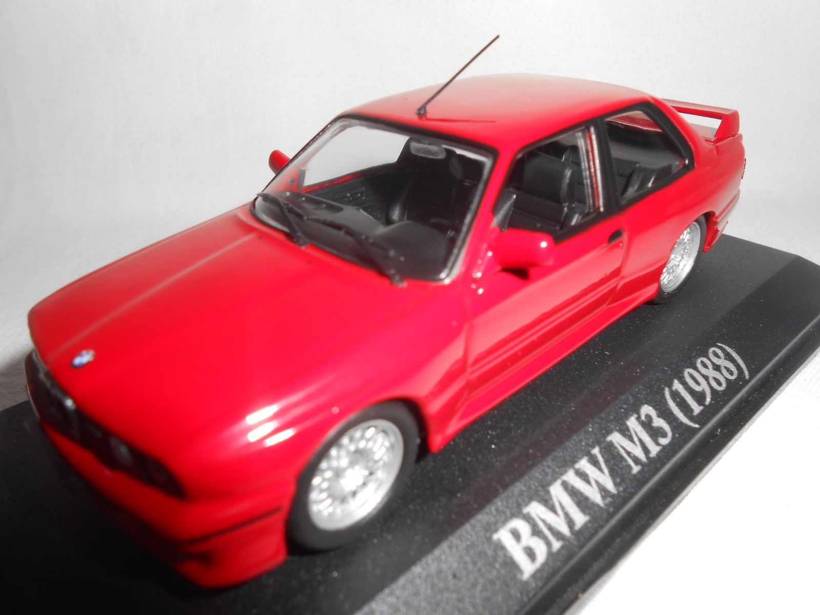 BMW E30 M3 1988 Échelle 1/43 Cadeau Idéal pour Passionné de Voiture