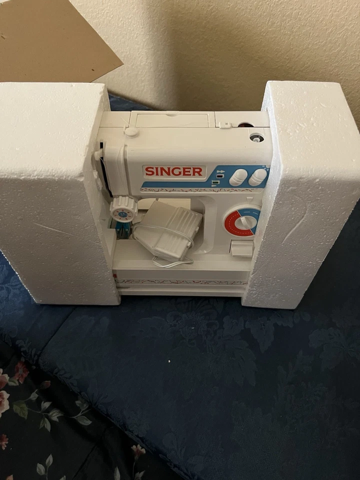 Vintage Singer Lockstitch Childs Sewing Machine In Box For Parts READ - Image 4 of 4