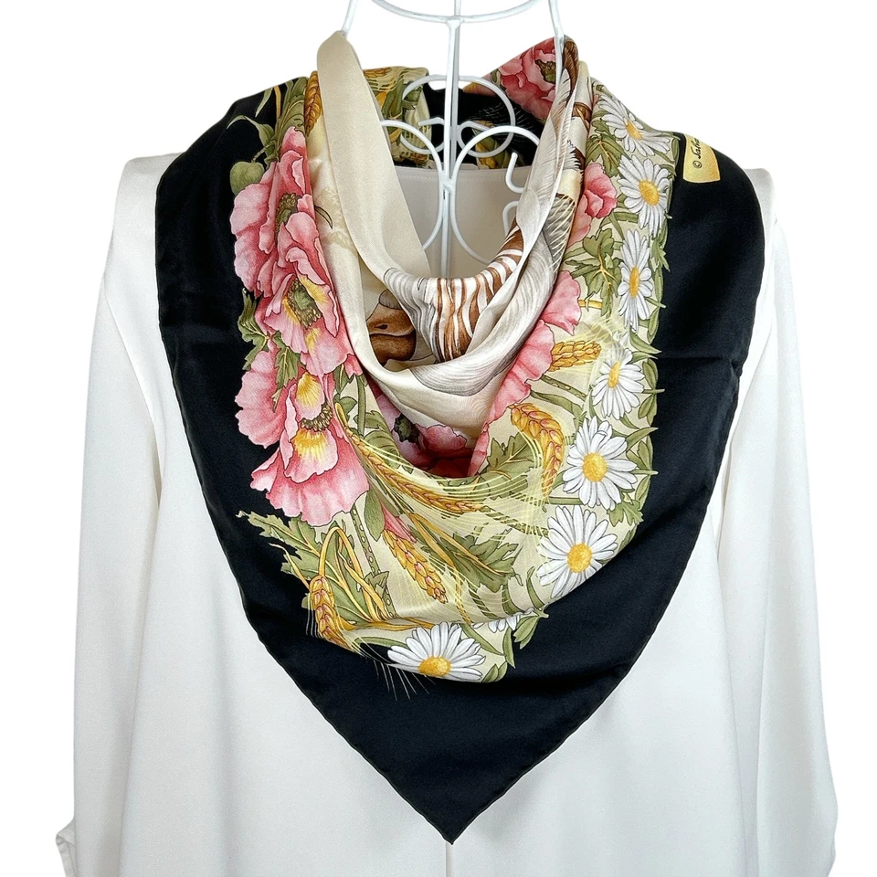 Bufanda de Seda Salvatore Ferragamo Estampado Floral y Pájaro Cuadrada 34" Borde Negro Usada Foto 3 de 4