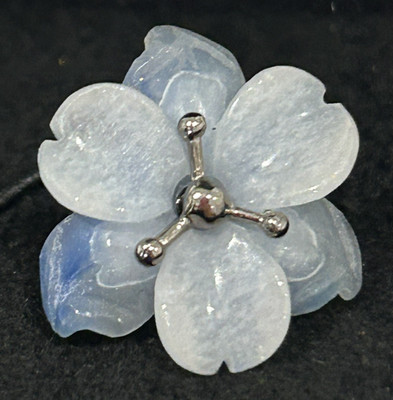 TATEOSSIAN LIMITED EDITION ICY QUARTZITE & DUMORTIERITE CARVED FLOWER PIN - NEU