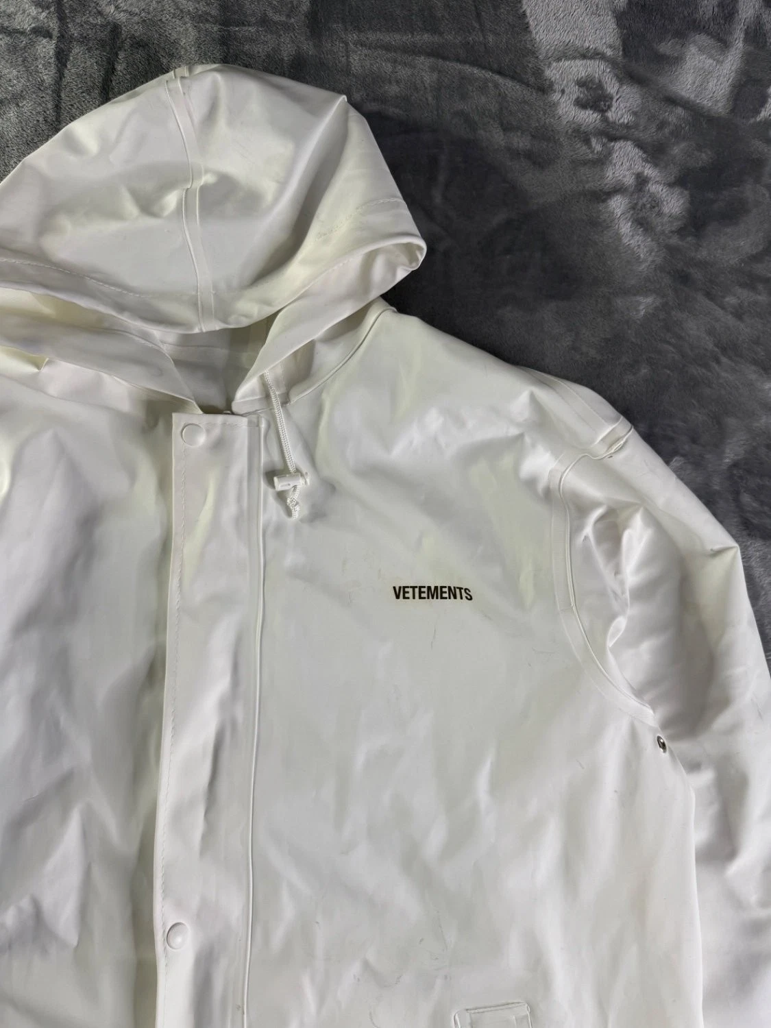 Vetements WAH18 JA24 Men's Raincoat One Size White Underarm Ventilation Eyelets - product detail image 2