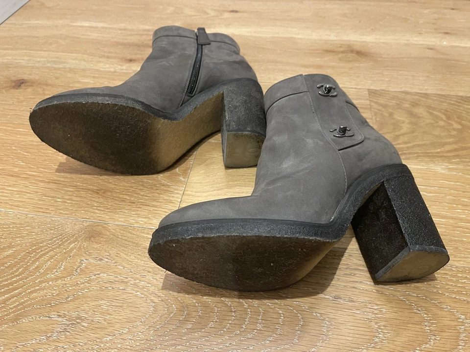 Botas de tornozelo Chanel, hardware CC intertravado, excelente estado, tamanho UE38 - Imagem 4 de 4