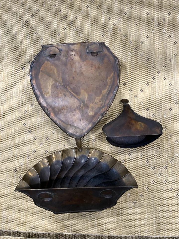 Vintage Hammered Brass Lavabo Wall Fountain Mid Century Brass Foto 2 de 4