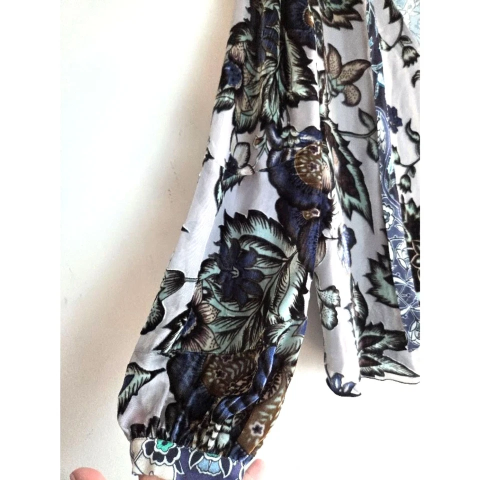 Blusa Hale Bob Azul Gris Floral Seda/Agotado Terciopelo Cuello en V Mangas Abullonadas Mediana Foto 3 de 4