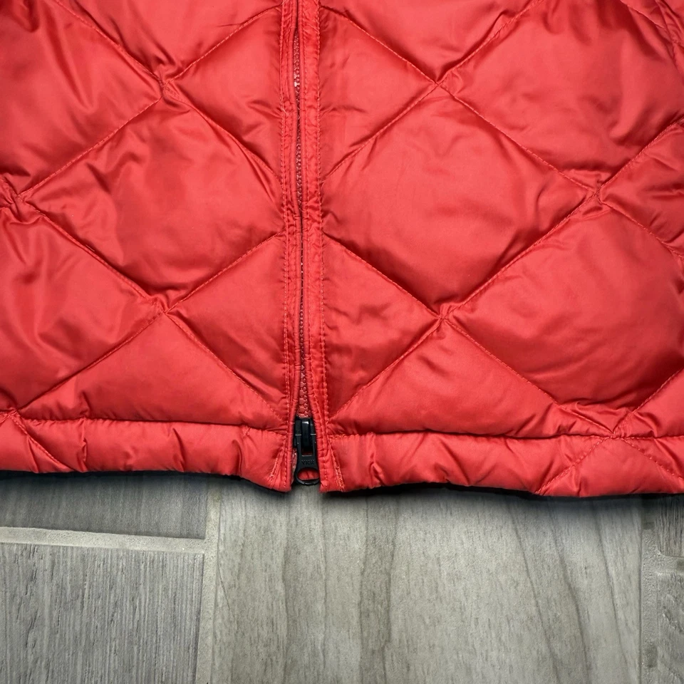 Женская маленькая красная куртка-пуховик с капюшоном The North Face на молнии - Изображение 2 из 4