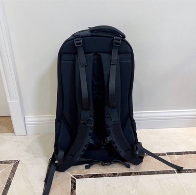 ARC’TERYX Arro22 ブラック ゴールド バックパック 傑作✨現行ARC'TERYX ARRO22 バックパック リュック ゴールド 黒