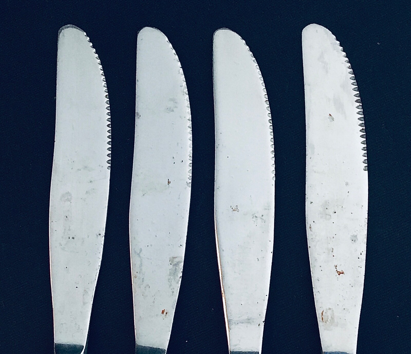 4 TOWLE TWS202 STAINLESS SOLID DINNER KNIVES SUPREME CUTLERY FLATWARE