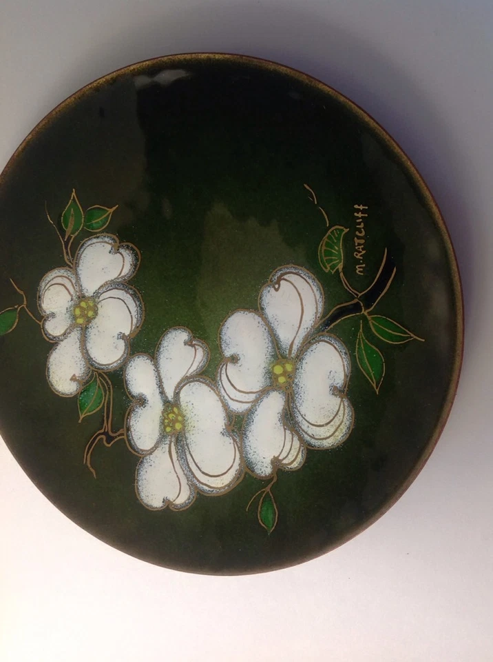 Esmalte pintado a mano moderno vintage de mediados de siglo sobre plato de cobre firmado M. Ratcliff Foto 3 de 4
