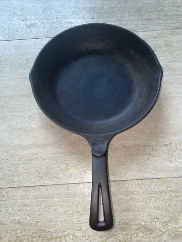 Vintage Unmarked Wagner Cast Iron Chef Skillet 9 Inch w/ Thumb Handle