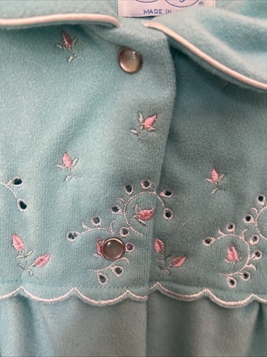 Vintage Katz Velour Hausmantel Morgenmantel mittel babyblau Blumenstickerei Perlenknöpfe - Bild 3 von 6