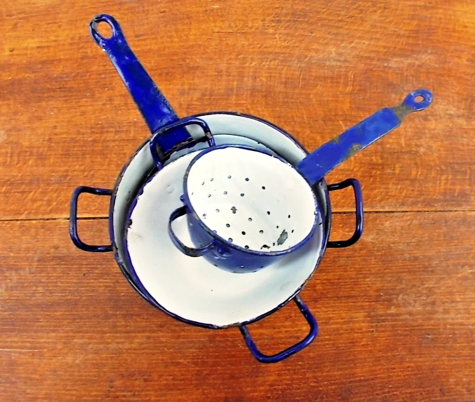 Dînette émaillée bleu blanc, ancienne, dite de petite fille,  4 pc. Mi XX° - Photo 2/4