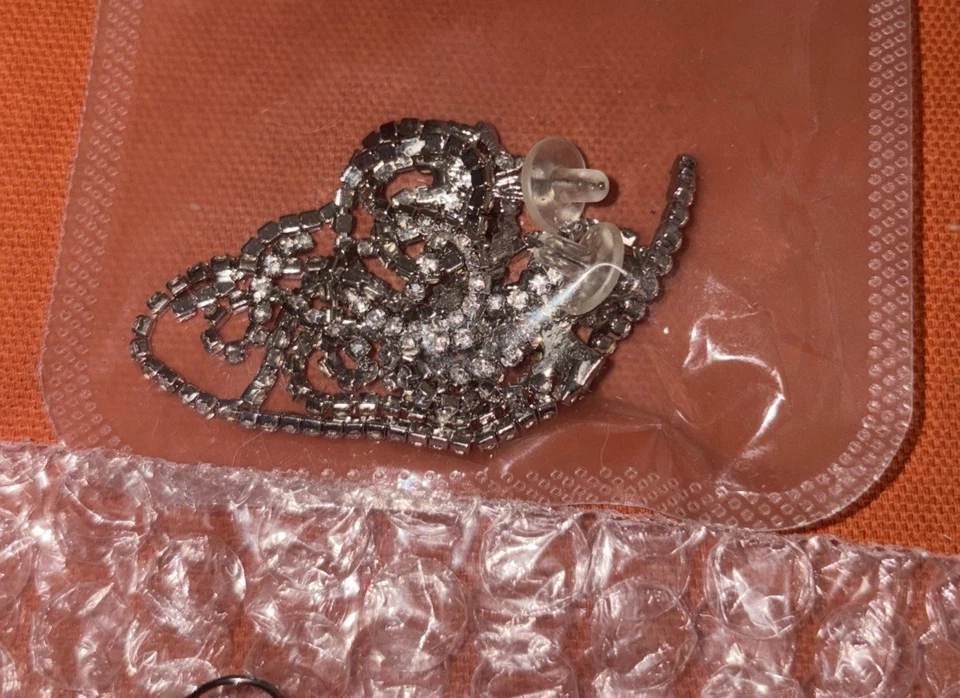 ASSORTED MIXED LOT OF 25 plus PAIRS DESIGNERS EARRINGS NEW pierced earrings - Image 4 of 4