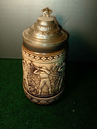 Bierkrug mit Relief Motive & Zinndeckel
