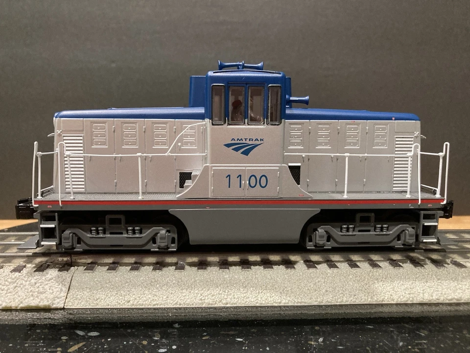 MTH O 20-20775-1 ProtoSound-3.0 Amtrak 44 Ton Phase 1C Diesel Switcher #1100 - Image 4 of 4