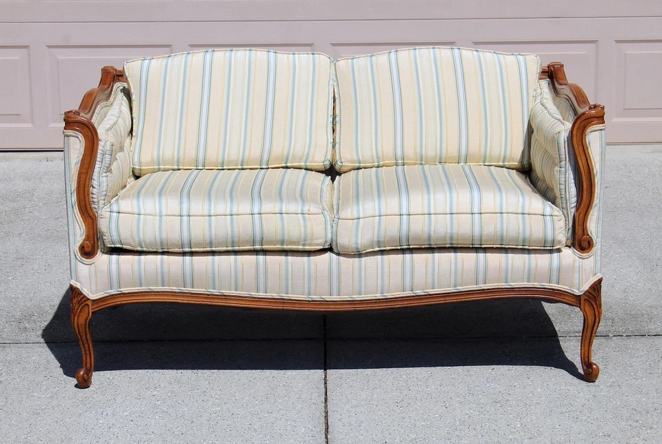 Sofá vintage francés estilo Luis XV con tapicería a rayas Foto 2 de 4