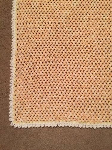 Neue handgehäkelte Baby afghanische Decke PINK WEISS & GELB 33" x 29" Brandneu - Bild 3 von 4