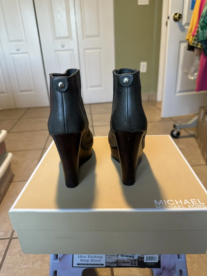 Bota de cuña Michael kors cuero Emory modelo 40F2EMHE7L gris oscuro talla 7M Foto 3 de 4