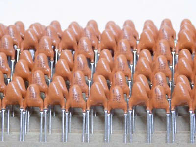 25x VISHAY 1uF 25V  RADIAL SOLID TANTALUM  CAPACITORS