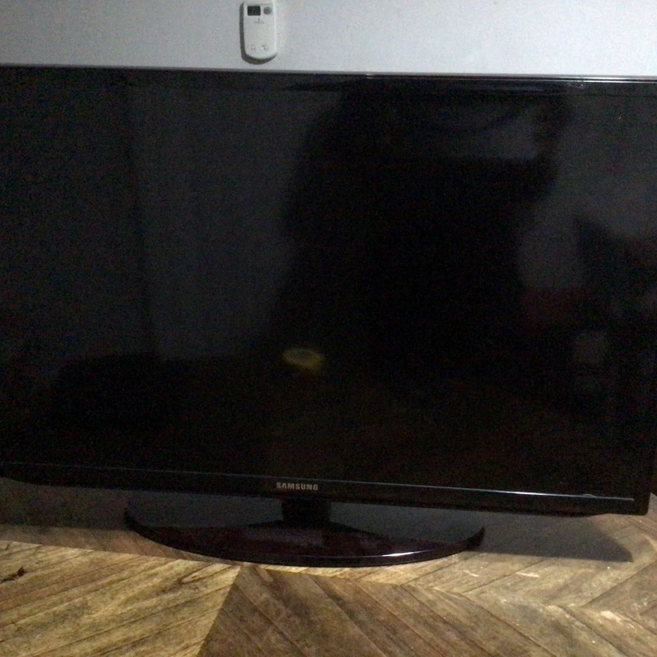 32" Full HD Samsung LED Smart TV UN32H5201AF UN32H5201 With Base Stand - Image 3 of 4