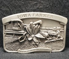XD19166 NOS VINTAGE 1984  IOWA FARMER  STATE COMMEMORATIVE MENS BELT BUCKLE