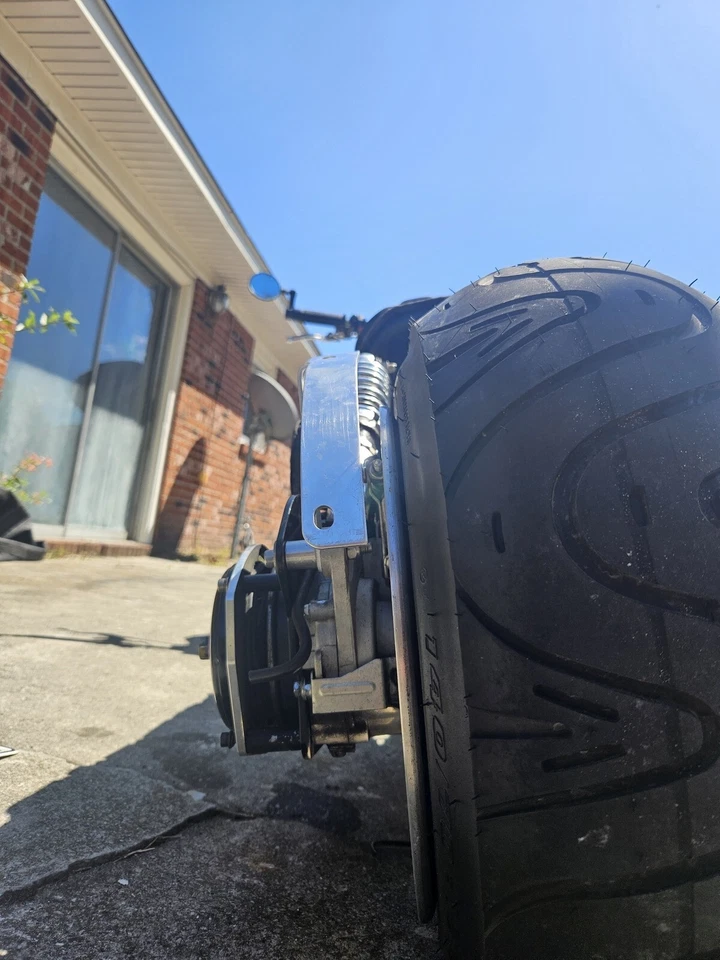 Soporte de reubicación de matrícula curvo para MOTO GUZZI V7 2008-presente Foto 4 de 4