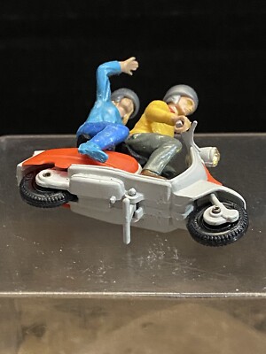 RARE VINTAGE BRITAINS LTD. LAMBRETTA SCOOTER MOPED W/ RIDERS