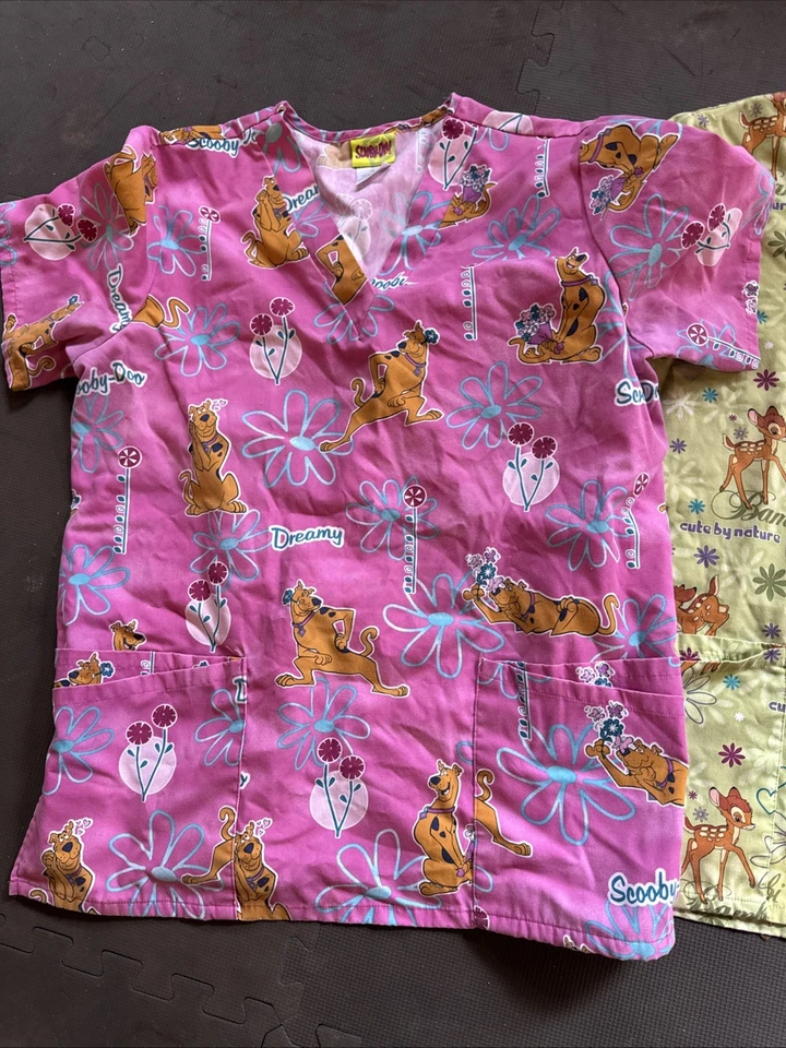 Blusa Médica Disney BAMBI 4 Bolsillos, Paquete de Blusa Médica Scooby-doo Talla M Exfoliante de Enfermera Foto 2 de 3