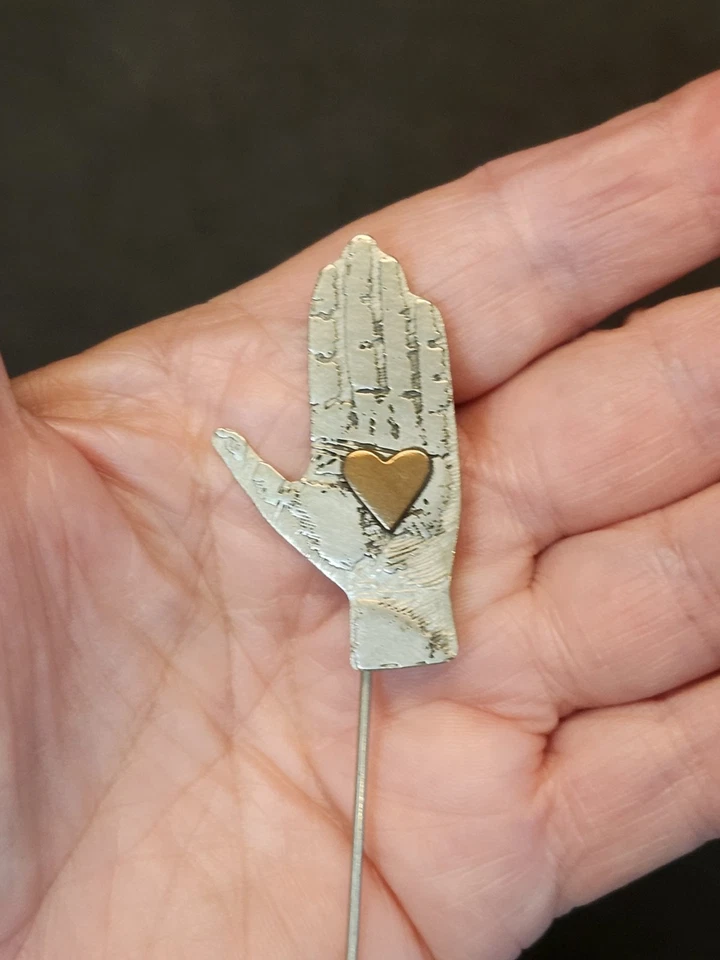 Prendedor de mano y corazón tecno-romántico Thomas Mann metales mixtos años 1980-90 Foto 3 de 4