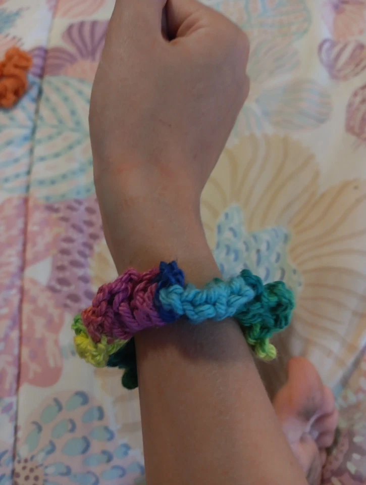 Ganchillo hecho a mano Scrunchie es el color melocotón hecho de hilo acrílico Foto 4 de 4