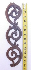 Panel de arte vintage de decoración de pared espiral curva de desplazamiento de hierro fundido con frontón 14" x 4" SI