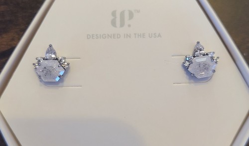 Bomb Party RBP8577 "Seal it with a Kiss" LC White Ice Crystal Hematite Earrings - 第 2/3 張圖片
