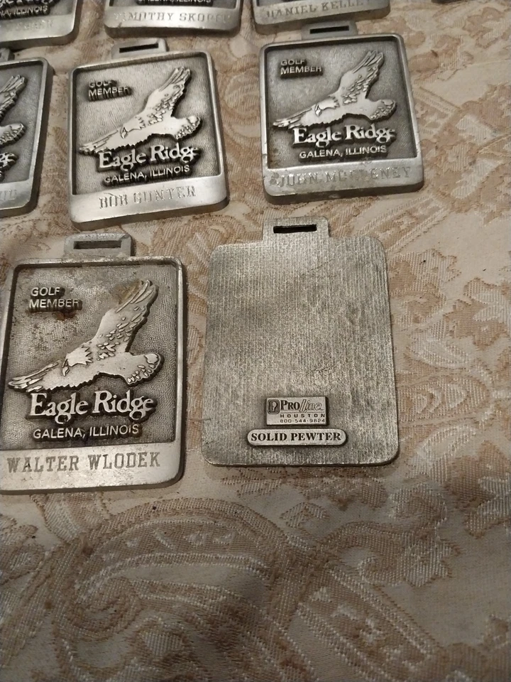 Lote 25 etiquetas de bolsa de golf vintage de peltre macizo Eagle Ridge Galena, I.L. - Imagen 4 de 4