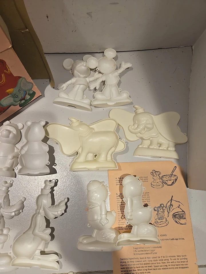 SUGAR PLUM DISNEY SUGAR MOLDS BY WILSON PLASTIC CANDY MOLDS 16 PIECE LOT - Image 2 of 4