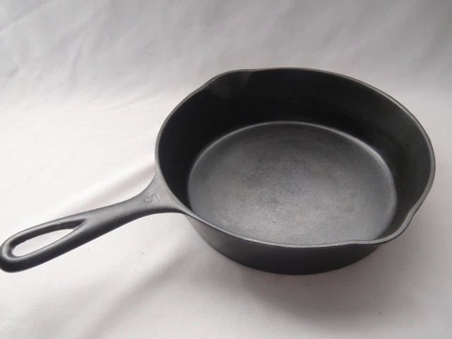 Vintage Wagner 8" 1055-C Cast Iron No. 5 Skillet + Heat Ring - Clean& Seasoned