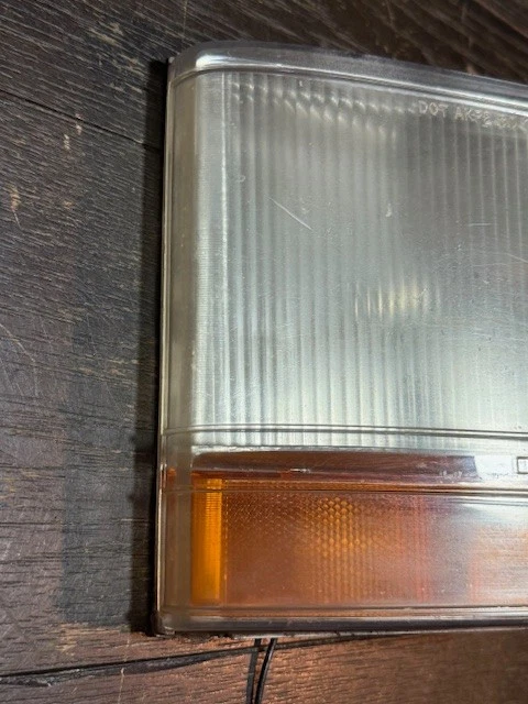 Cadillac Seville 1980-85 luz de señal de estacionamiento trasera izquierda carcasa 5932337 OEM Foto 3 de 4