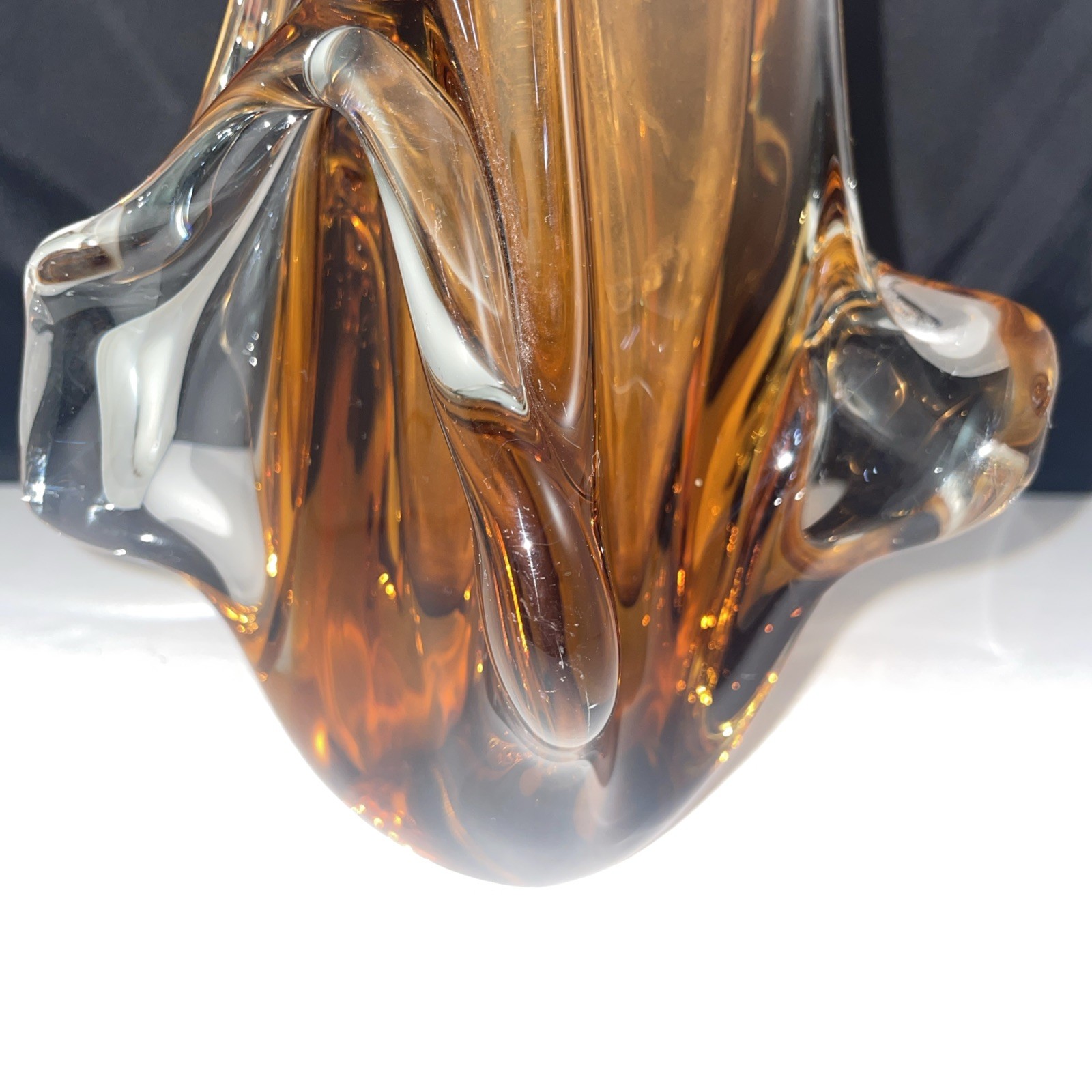 LOVELY VTG MCM ART GLASS RIBBED TRI-CORNER  13” VASE AMBER Brown Murano?