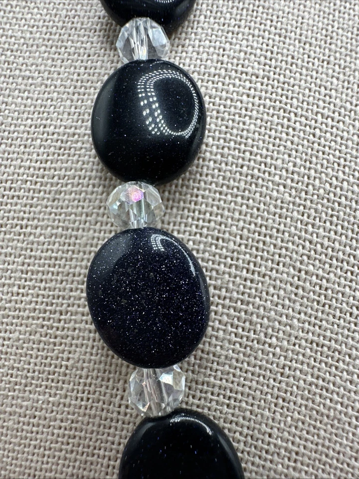 Collar con cuentas de piedras preciosas y cristal transparente de oro azul Foto 2 de 4