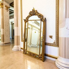 GRAND MIROIR EN BOIS STYLE BAROQUE LOUIS XV DORÉ À LA FEUILLE D'OR D'UN CHÂTEAU