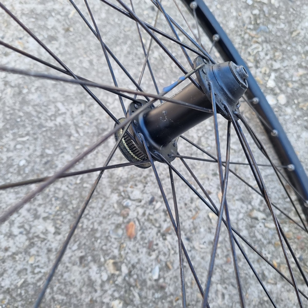 Shimano Deore XT HB-M765 hub & Mavic 717 disc rim 26