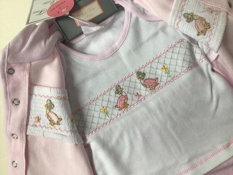 Completo bimba bimba smocked Jemima pozzanghera anatra 3 pezzi giacca top pantaloni regalo - Immagine 3 di 4