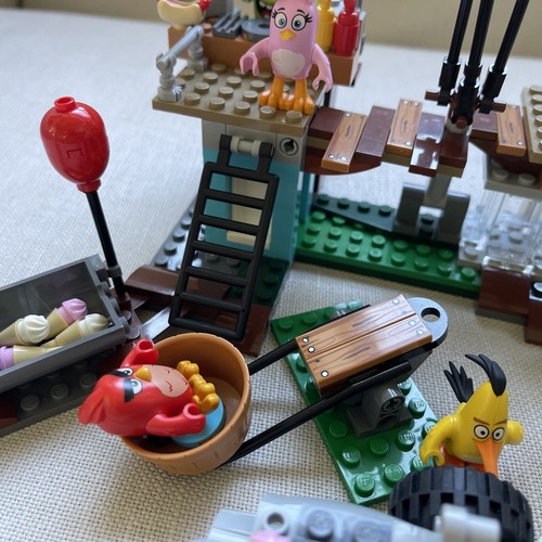 LEGO Angry Birds Movie 75824 Pig City Teardown 75821 Piggy Car Escape Completed - Picture 4 of 7