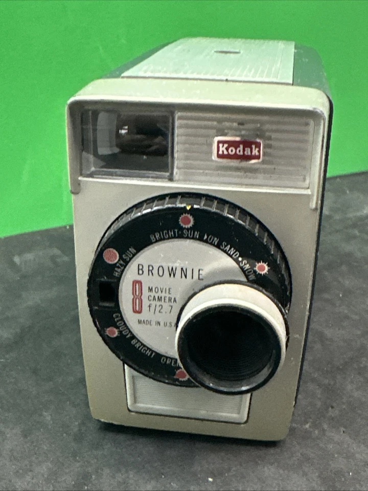 Cámara de película Kodak Brownie de colección 8 mm F 2,7 funcionando perfecta grabación vintage Foto 3 de 4