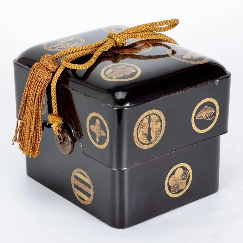 Jubako Bento Box Japanese Period piece lacquered black lacquer family crest maki