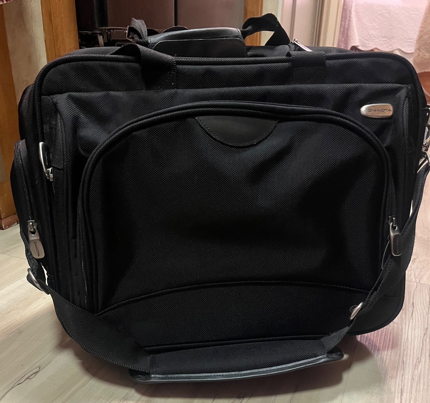 Dakota by Tumi Black 21” Carry On  Briefcase/Weekend bag